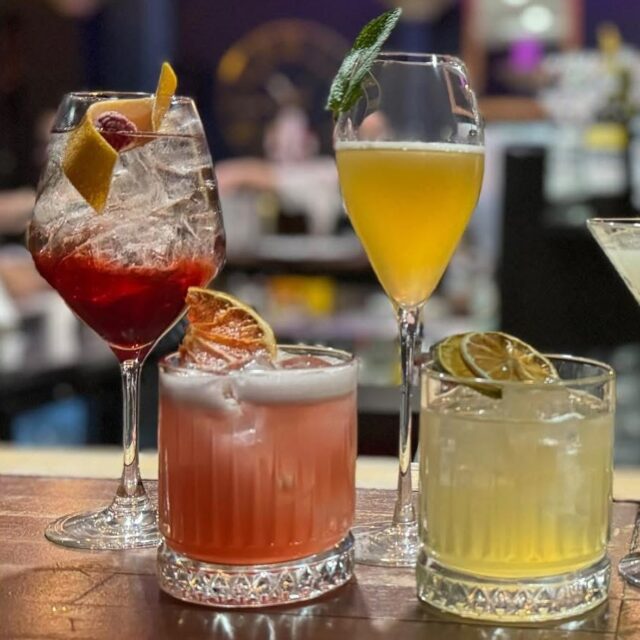 Tous les jeudis soir, c’est concert alors on s’installe, on profite du moment avec un excellent Cocktail ou Mocktail Signature et on passe une belle soirée…
🥰🍹🍸🎶