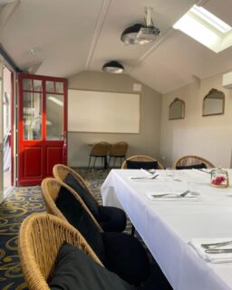 Dernière ligne droite pour vos repas d’entreprise de fin d’année… Il nous reste quelques dates pour privatiser cette salle…
Appelez nous pour réserver ☺️👍🏽
05 53 53 41 45