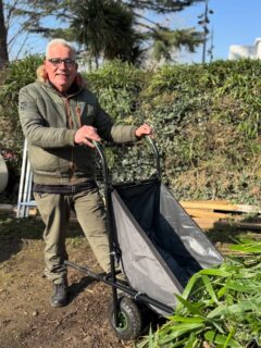 🥰 Aujourd’hui nous voulions mettre en avant, une autre personne de l’ombre qui œuvre pour que l’accueil que vous recevez en arrivant chez nous soit parfait…
Merci René d’entretenir avec beaucoup de passion (malgré les saisons et inondations 😓) ce lieu, cher aux Périgourdins… 
☺️🙏🏽