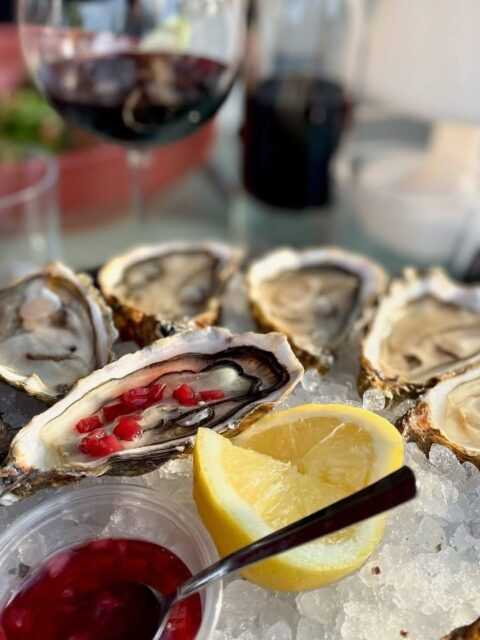 Des huîtres, du soleil en terrasse et un petit….
On vous laisse terminer la phrase, il y a un indice dans le titre de la chanson…😋☀️