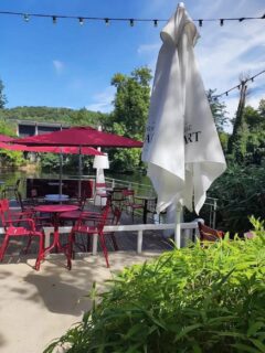 Aujourd’hui, on se pose en terrasse et on flâne… On profite de l’instant, d’un plat maison, d’un goûter gourmand ou d’un rafraîchissement… 
À tout de suite !!! 🥰☀️