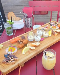 Pour boire un verre avec une planche, pour le repas ou simplement le goûter, on est toujours bien au bord de l’eau !!! (Surtout en ce moment 😅) 
À tout de suite !!! 🥰