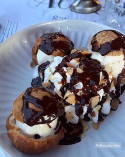 ⚠️ Attention, publication à ne pas regarder le ventre vide… 😋
Chez Barnabé, on aime terminer sur une note gourmande et on ne fait pas les choses à moitié ! 🤎
Chocolat, chantilly, profiteroles, pain perdu, millefeuille…
Le plus difficile ? Choisir… 🤭