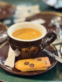 Les financiers que vous adorez et qui sont servis avec nos boissons chaudes sont faits maison comme le reste de nos pâtisseries… 🥰
Bravo aux hommes de l’ombre !!
À tout de suite… 😋