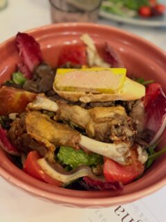 🥰 Ce soir Alfred vous propose, le Périgord en salade…
Jeunes pousses, foie gras maison, manchons de canard, magret fumé, gésiers, tomates et noix du Périgord !!!
À tout à l’heure… ☺️
