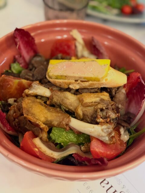 🥰 Ce soir Alfred vous propose, le Périgord en salade…
Jeunes pousses, foie gras maison, manchons de canard, magret fumé, gésiers, tomates et noix du Périgord !!! 
À tout à l’heure… ☺️