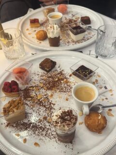 Puisque faire un choix, c’est renoncer et que renoncer n’est pas le genre de la maison, retrouvez et dégustez tous nos desserts dans le Café Très Gourmand… 
😋🥰

À demain !!! 🥂