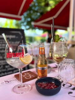 On est encore en Avril, mais ce soleil nous donne envie de prolonger les journées comme en plein été…!!! 
À tout de suite…!!! 🥰☀️🍹