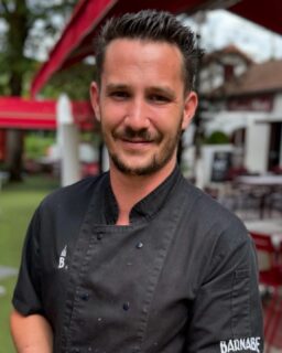 ☀️L’homme de l’ombre grâce à qui vous vous régalez à chaque fois…!!! Dans les coulisses de Barnabé, Yohann le chef, ainsi que sa brigade s’appliquent pour satisfaire vos papilles…
À tout à l’heure !!! 🥰😍