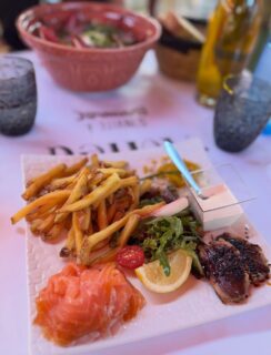 Une table pour deux (ou plus…), des plats à partager (ou pas…) le tout dans un cadre agréable, à l’ombre, au bord de l’eau… Prenez place… 🥰☺️