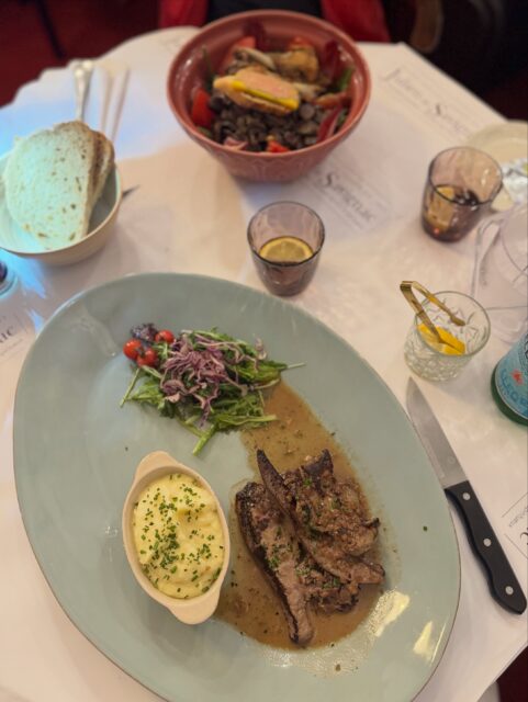 🥰 C’est l’heure de passer à table…!!!!! 
Les amateurs de foie de Veau rosé avec un écrasé de pommes de terre vont se régaler… 
À tout de suite… 😋