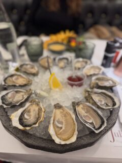 Par 6 ou à la douzaine, si vous êtes amateur d’huîtres, nous avons de quoi satisfaire votre palais…
À tout à l’heure… 🥰😍