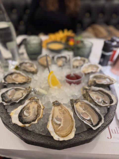 Par 6 ou à la douzaine, si vous êtes amateur d’huîtres, nous avons de quoi satisfaire votre palais…
À tout à l’heure… 🥰😍